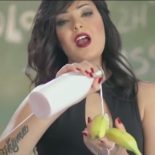 Shyma-popstar-egyptienne-condamnee-a-2-ans-de-prison-pour-avoir-mange-une-banane