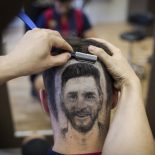 un-coiffeur-dessine-messi-et-ronaldo-sur-les-tetes-de-ses-clients