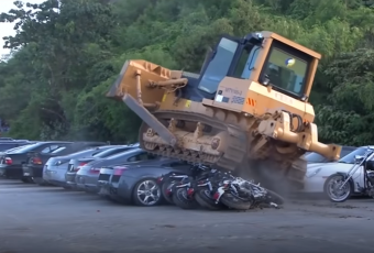 philippines-un-bulldozer-detruit-76-voitures-de-luxe